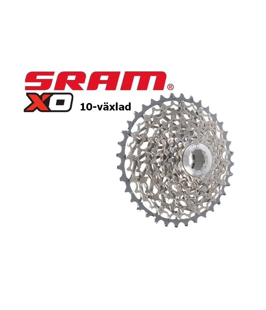kassett-sram-xg-1080.png Cykkelkassett Sram X.0 XG-1080, 10-växlad, i detaljerad silverfärg. Bilden är tagen i ett ljust, neutralt ljus som framhäver kassetten mot den vita bakgrunden. Fokus på mekanik och precision.
