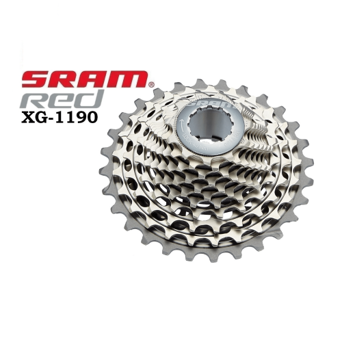 Detaljerad bild av en SRAM Red 22 XG-1190 11-växlad kassett. Metallisk glans och skarp belysning framhäver den komplexa konstruktionen och de många kugghjulen.