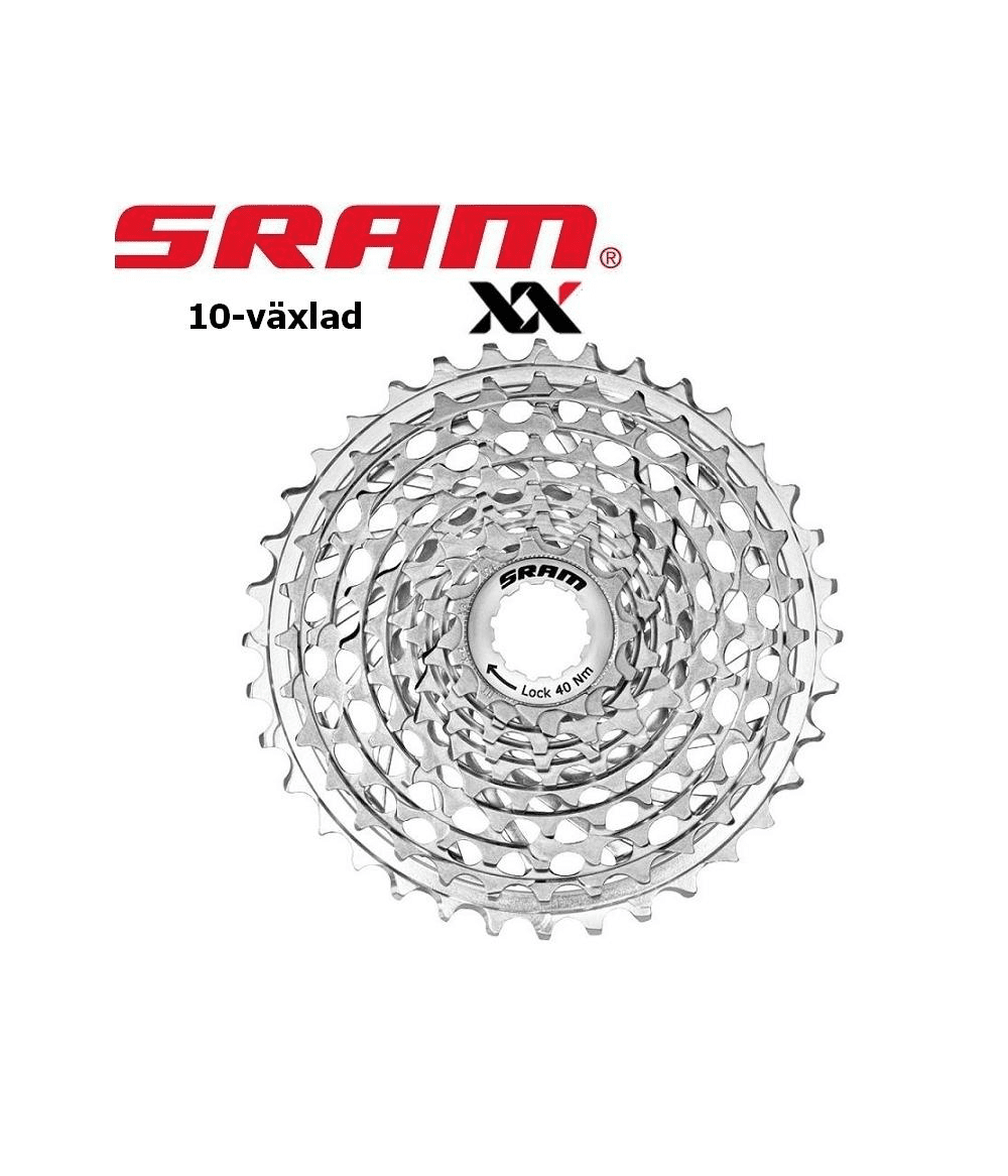 kassett-sram-xx-xg-1099.png Cylindrisk, silvrig kassett Sram XX XG-1099 med varumärket SRAM tydligt tryckt. 10-växlad. I centrum markering "Lock 40 Nm" med pil som visar rotationsriktning. Fint detaljrikedom och bra ljussättning.