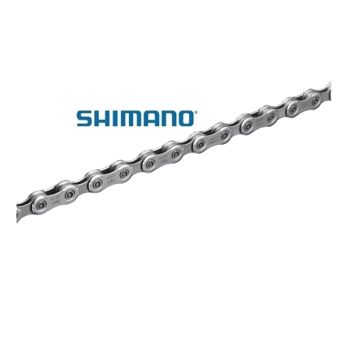 Cykkelkedja Shimano SLX CN-M7100 i silvertoner, diagonalt placerad mot en vit bakgrund, med Shimano-logotypen synlig. God belysning framhäver detaljerna i kedjans konstruktion.