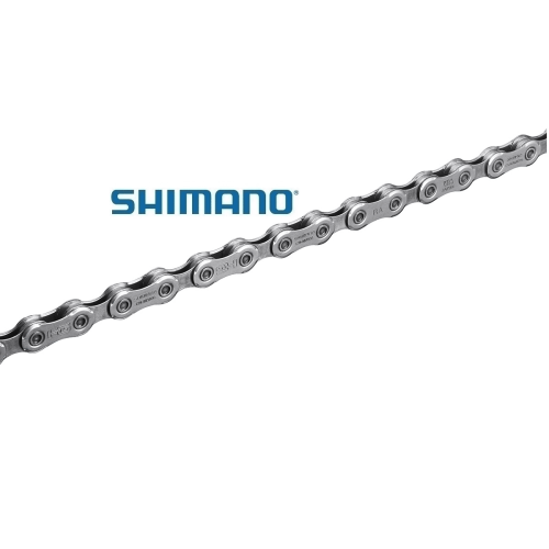 Silverfärgad Shimano XT CN-M8100 12-delad kedja diagonalt placerad mot en vit bakgrund, varumärket "SHIMANO" visas med blå text till vänster om kedjan.
