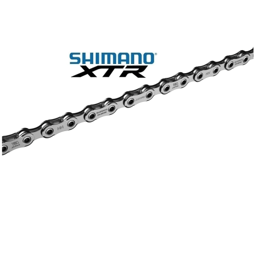 Detaljrik bild av en Shimano XTR CN-M9100 12-delad kedja mot en vit bakgrund. Kedjan är i fokus, med Shimano-logotypen synlig. Belysningen framhäver kedjans metalliska lyster och precision.