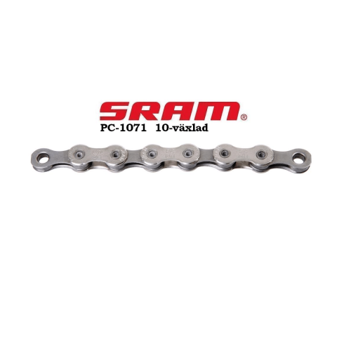 Sram PC-1071 10-växlad kedja i detalj. Silverfärgade länkar med inskriptioner, väl synliga mot den ljusa bakgrunden. Fokus på kedjans konstruktion och mekaniska design.