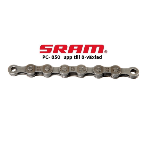 En detaljerad bild av en Sram PC-850 cykelkedja, presenterad i starkt ljus mot en vit bakgrund. Kedjan är positionerad horisontellt och framhäver dess konstruktion och märkning.
