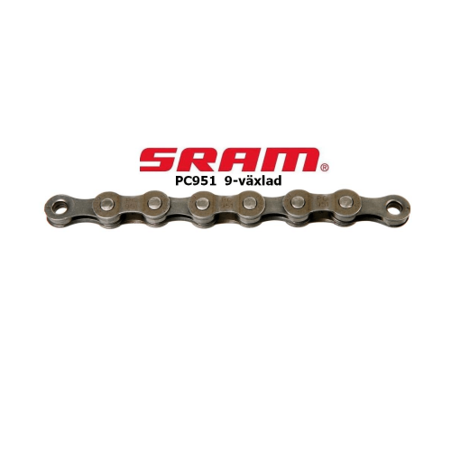 Detaljerad bild av en cykelkedja Sram PC951 9-delad. Kedjan ligger horisontellt mot en vit bakgrund. Bra ljus framhäver de metalliska detaljerna och texten på länkarna. Ren och professionell produktbild.