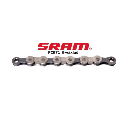 En cykelkedja SRAM PC971, 9-växlad, visas i detalj med fokus på dess konstruktion och märkning. Ljuset framhäver kedjans metalliska lyster mot en ren, vit bakgrund.