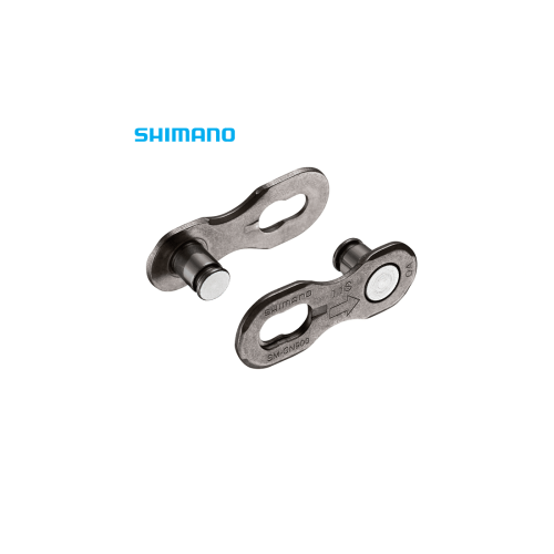 Detaljrik närbild av två Shimano SM-CN900 11-växlars kedjelås. Ljuset framhäver de små detaljerna och texten, med Shimano-logotypen synlig i bakgrunden.