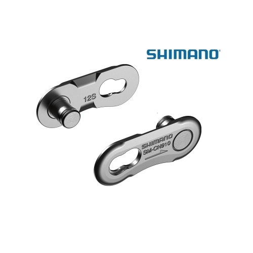 Detaljrik närbild av Shimano SM-CN910 kedjelås för 12-växlade cyklar. Silverfärgad metall och skarpt ljus framhäver designen och texten "12S" samt "SHIMANO SM-CN910".