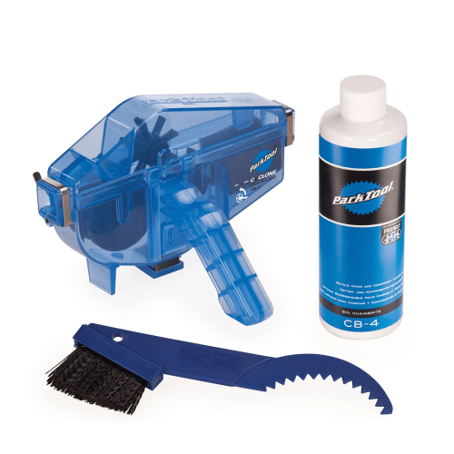 Park Tool kedjetvätt CG-2.4, borste och avfettning arrangerade mot en vit bakgrund. Klar belysning framhäver de blå detaljerna och produktens struktur.