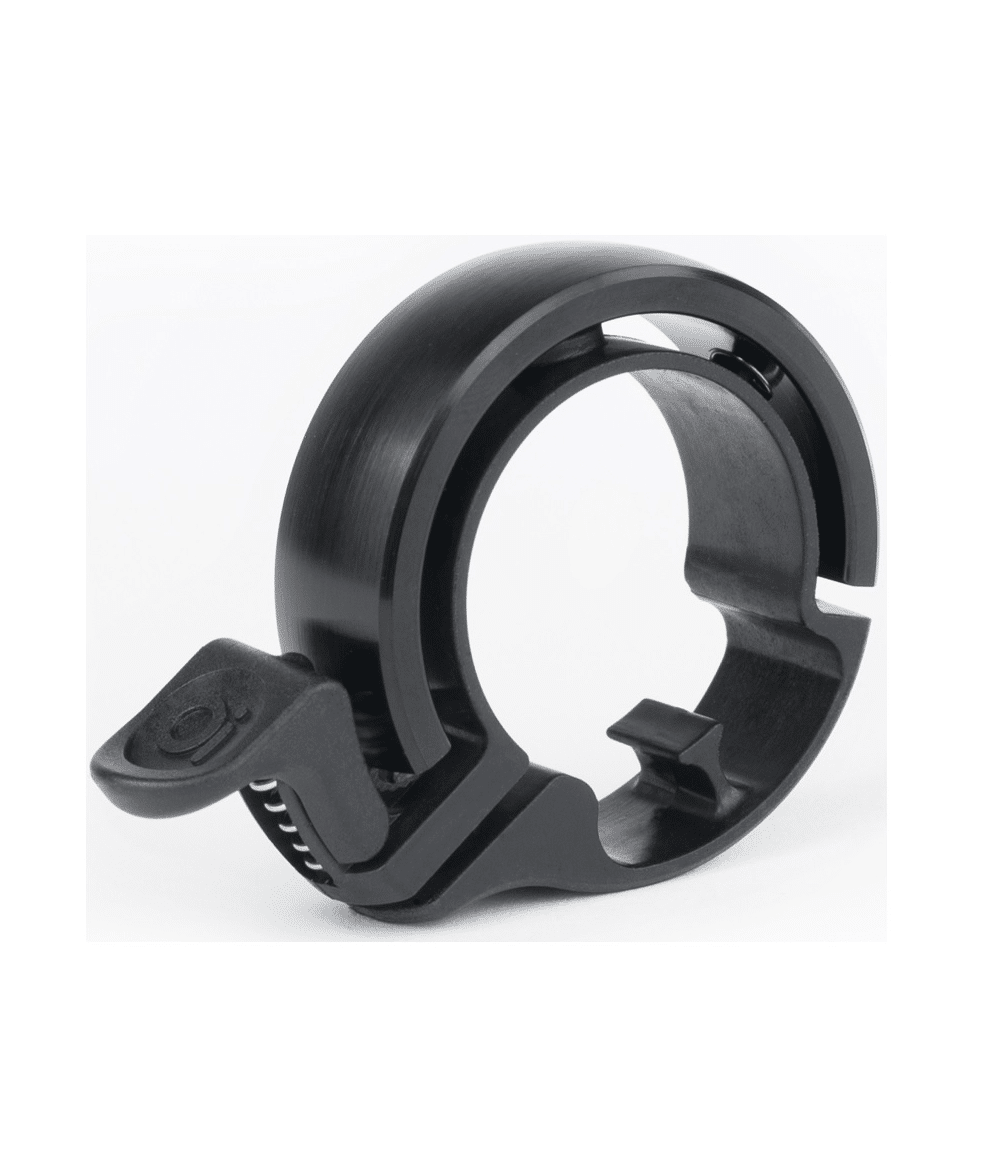 knog.oi_.classic.large_.svart_.png En närbild av Ringklocka Knog Oi Classic large svart visar den minimalistiska svarta runda designen med ett integrerat tumgrepp