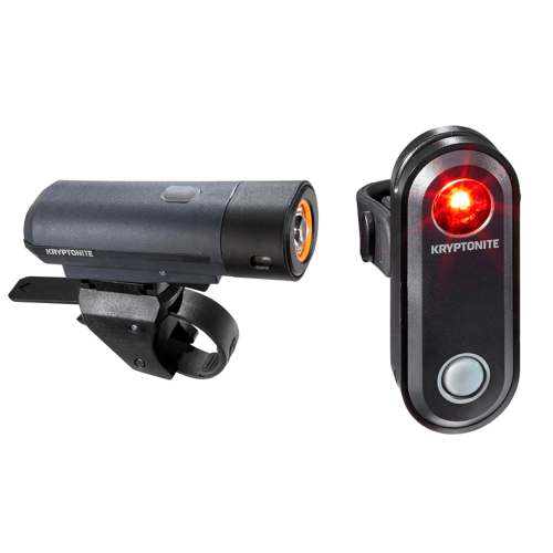 Kryptonite Alley F-150 framlykta med fäste till vänster och den matchande Avenue R-30 baklyktan med röd LED till höger. Båda lamporna från Kryptonite Alley F-150 och Avenue R-30 lampset visas mot en vit bakgrund.