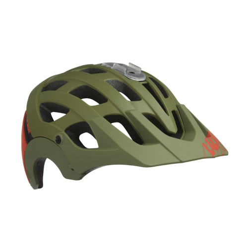 Lazer Revolution är en mattgrön cykelhjälm med flera ventilationshål, ett avtagbart visir, en justerbar toppknopp och en liten röd accent nära baksidan.