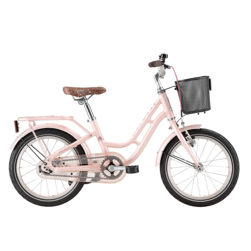 En rosa barncykel med brunt säte, svarta pedaler, svart metallkorg fram, pakethållare bak och stänkskärmar över båda hjulen, visad i profil mot en vit bakgrund.