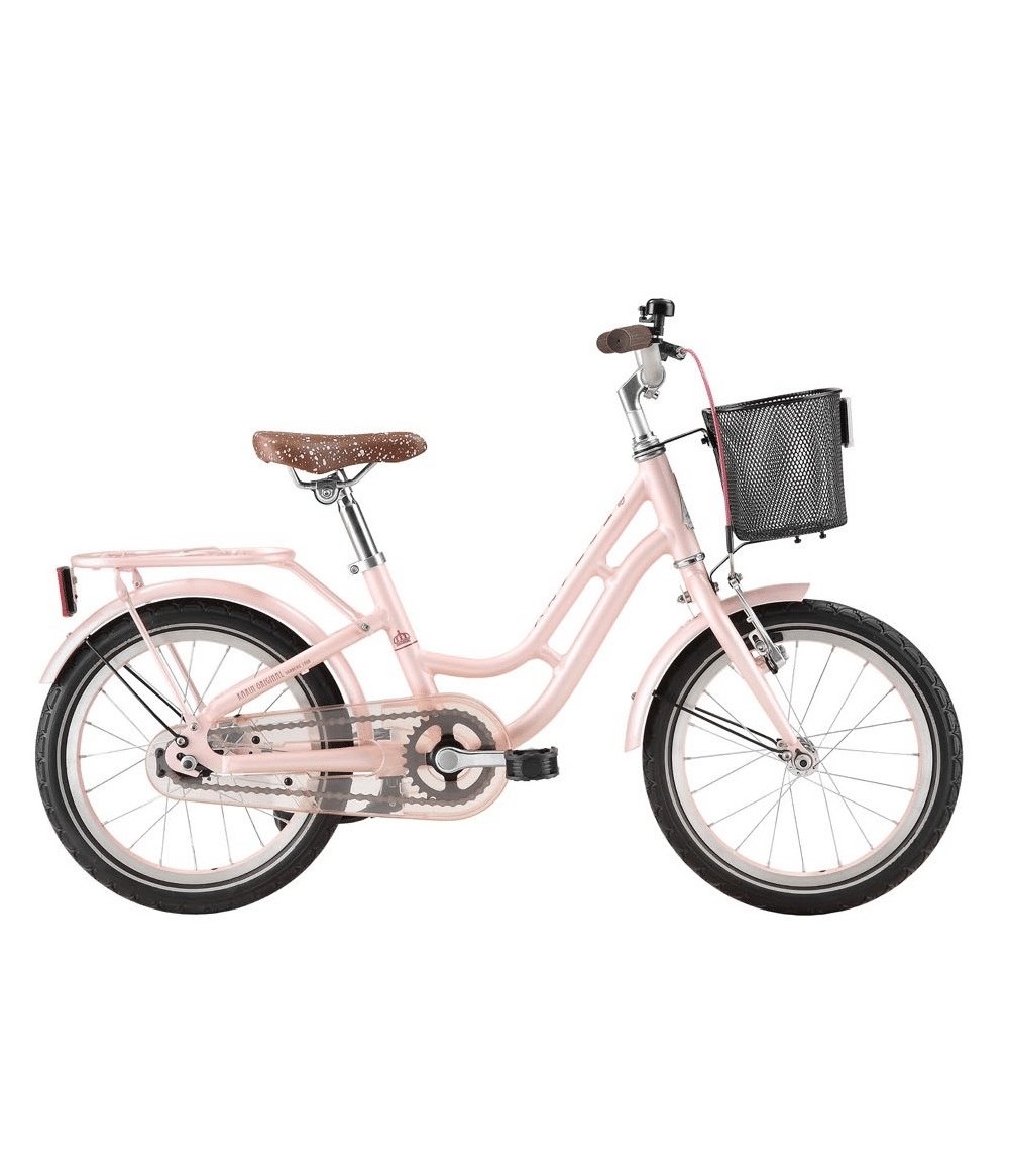 lillkarin-16-rosa.png En rosa barncykel med brunt säte, svarta pedaler, svart metallkorg fram, pakethållare bak och stänkskärmar över båda hjulen, visad i profil mot en vit bakgrund.