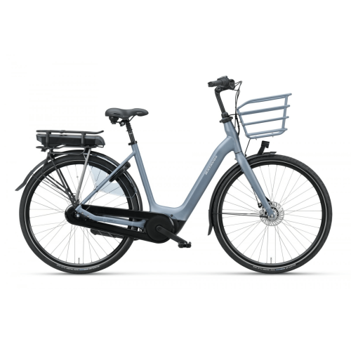En modern, genomgående elcykel med korg fram, pakethållare bak och batteripaket monterat ovanför bakhjulet, visad i profil mot en vit bakgrund.