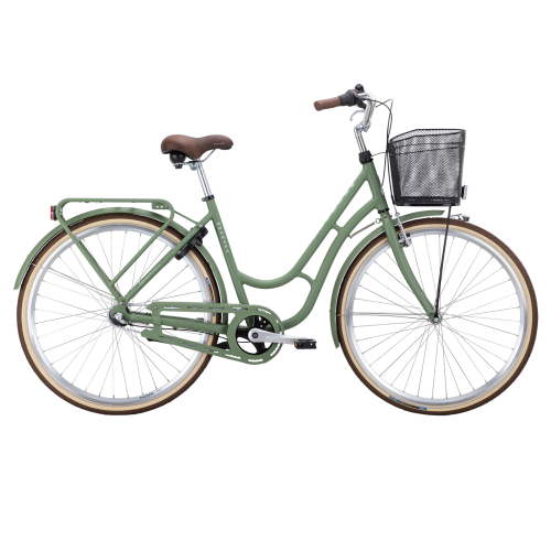 En grön Damcykel Monark Karin 3s, 28", step-through citybike med brun sadel, styre, svart korg fram, pakethållare bak och beige däck visas i profil mot en vit bakgrund.