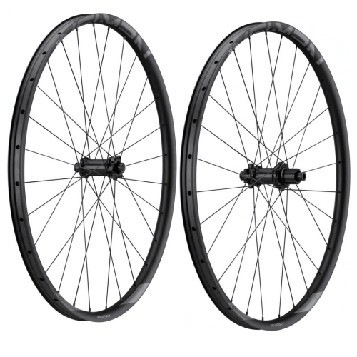 Två Newmen Evolution SL A.30 29" hjul står sida vid sida mot en vit bakgrund. Hjulens matta svarta yta och de tunna ekrarna framhävs av ett jämnt och mjukt ljus.