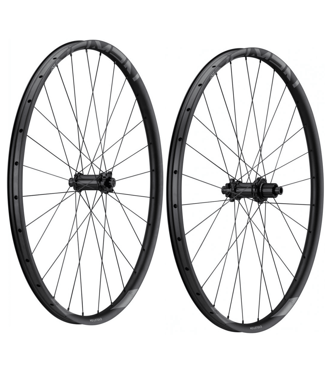 newmen-evo.png Två Newmen Evolution SL A.30 29" hjul står sida vid sida mot en vit bakgrund. Hjulens matta svarta yta och de tunna ekrarna framhävs av ett jämnt och mjukt ljus.