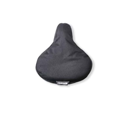 Mörkgrått sadelskydd från Basil Noir, med en diskret textur och varumärkesetikett. Bilden har jämn belysning och en ren, minimalistisk bakgrund som framhäver produkten.