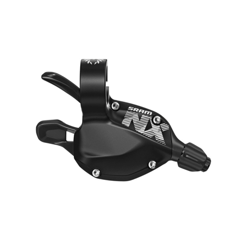 Svart växelreglage Sram NX Trigger Single, 12s, i detaljrikedom. Studioljus framhäver dess komponenter och design. Kontraster mellan matta och blanka ytor.