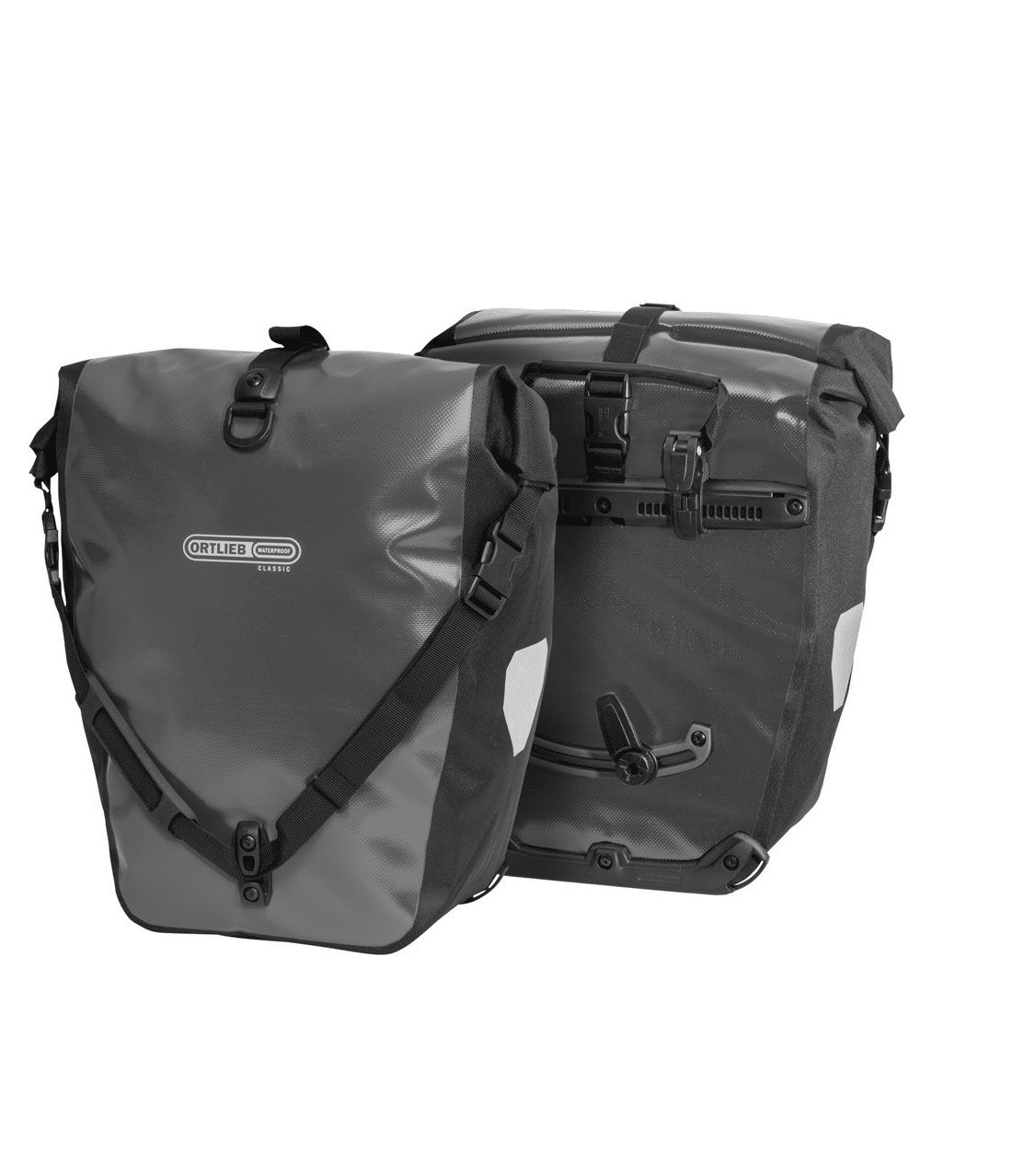 ortlieb.backroller.classic.asfalt.png Två grå och svarta Ortlieb Back-roller väskor (2x20L) visas: den ena visar logotypen, den andra visar monteringsdetaljer och fästkrokar.