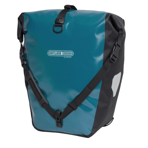 Ortlieb Back-roller i Petrol/svart 2x20 liter är en blå och svart vattentät väska med rullstängning, svarta spännen och remmar för att fästa på cykelstället, med Ortliebs logotyp på framsidan.