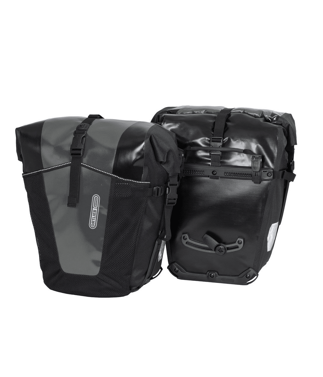ortlieb.backroller.classic.rod_.png Två Ortlieb Back-roller XL packväskor i svart/grått, med vattentät rullstängning, bärhandtag och bakre fästkrokar, är placerade sida vid sida på en vit bakgrund.