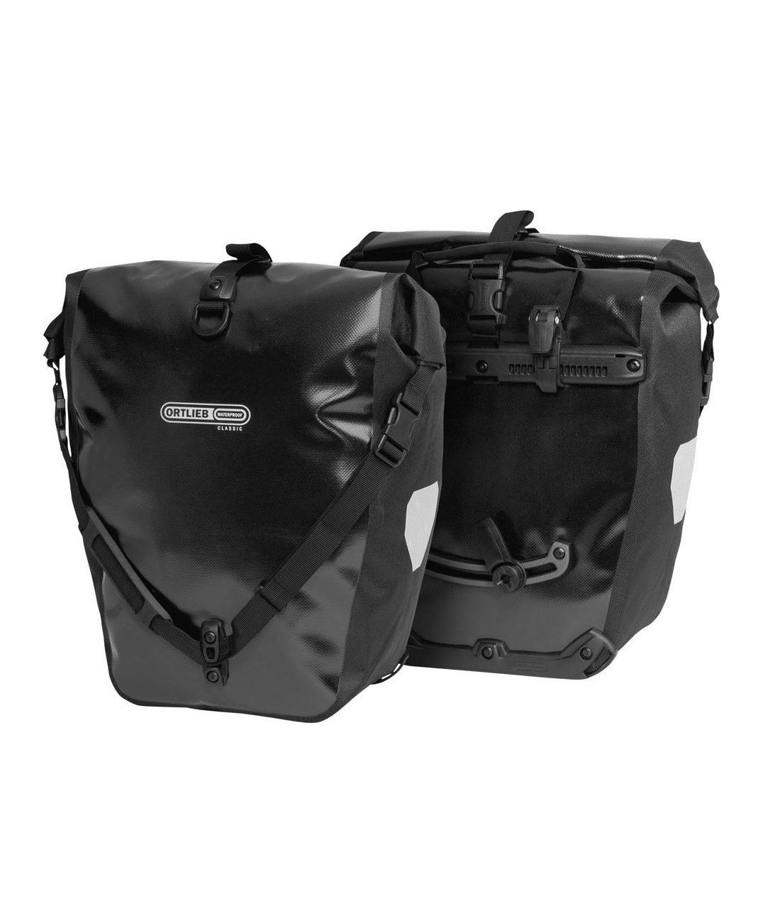 ortlieb.backroller.classic.svart_.png Två Ortlieb Back-roller packväskor i svart (2x20 liter), vattentäta med sidospännen och reflexer, visas fram och bak på vit botten. Den ena väskan har Ortliebs logotyp, den andra visar sitt monteringssystem.