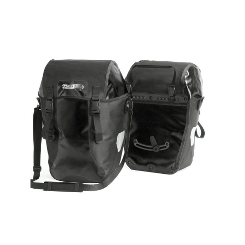 Ortlieb Bike-Packer Classic i Svart visas mot en vit bakgrund. Detta set innehåller två svarta vattentäta cykelväskor med axelremmar, spännen, reflexer och bärhandtag.