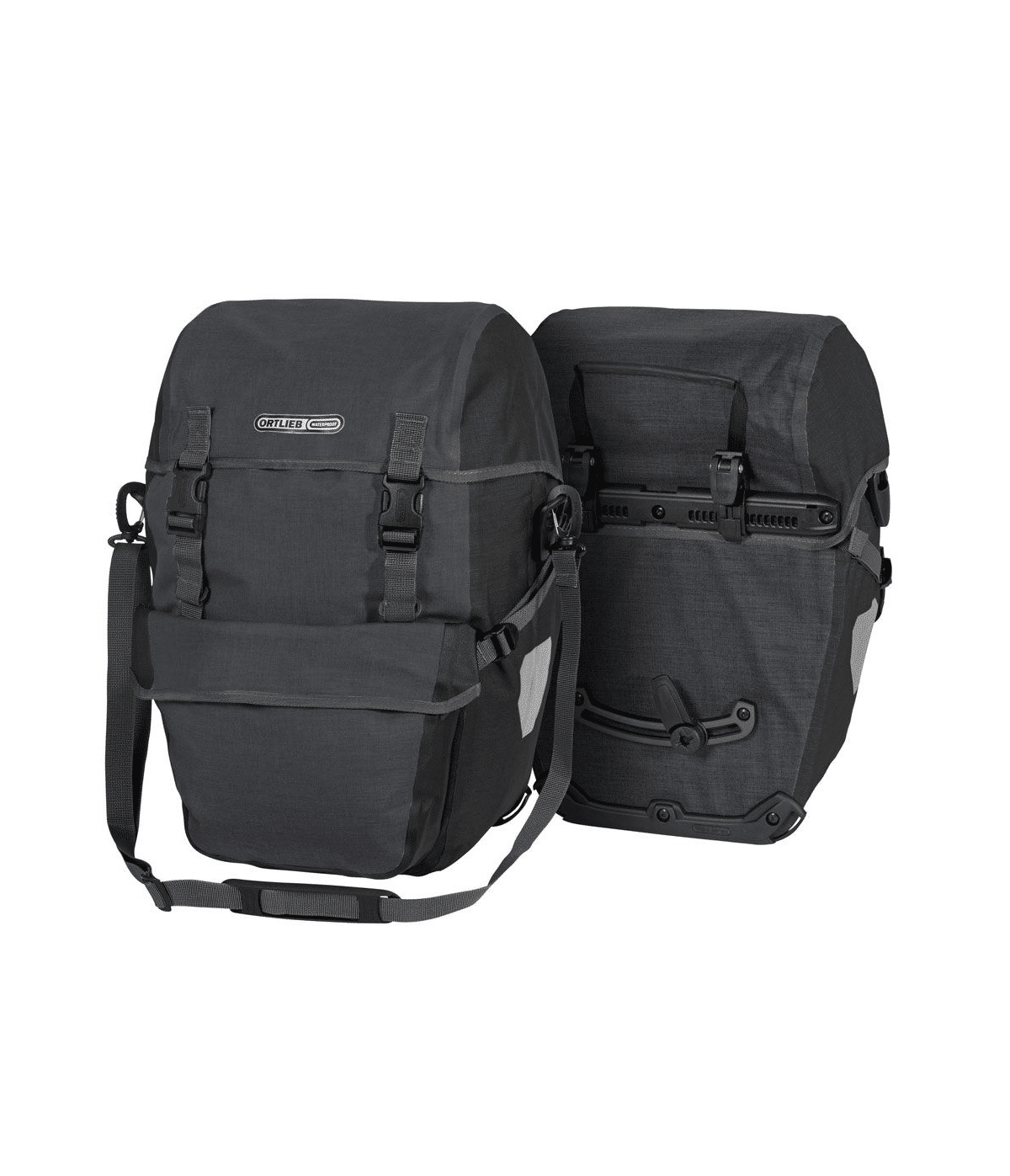 ortlieb.bikepacker.granit.svart_.png Bilden visar två Ortlieb Bike-Packer Plus-väskor i granit/svart (42L): den ena visar sina spännen och axelrem, den andra visar monteringssystemet för cykelhållaren.