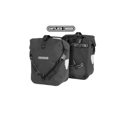 Två svarta Packväskor Ortlieb Front-roller (2x12,5 L - Svart Hi-vis) väskor visas: en vänd framåt, den andra vänd för att visa monteringsdetaljer och reflexer. Ortliebs logotyp är synlig ovanför väskorna.
