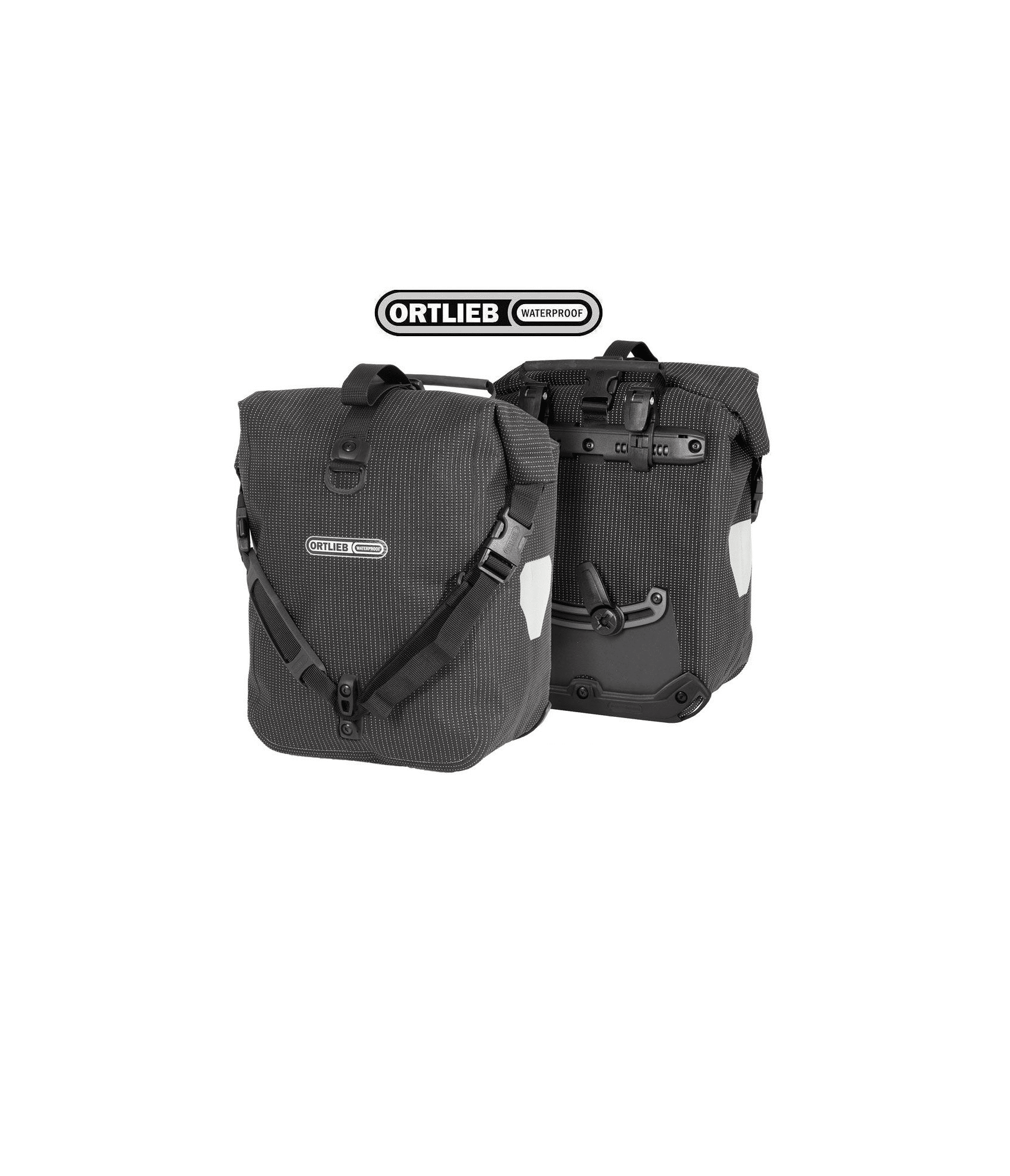 ortlieb.frontroller.svart_.png Två svarta Packväskor Ortlieb Front-roller (2x12,5 L - Svart Hi-vis) väskor visas: en vänd framåt, den andra vänd för att visa monteringsdetaljer och reflexer. Ortliebs logotyp är synlig ovanför väskorna.