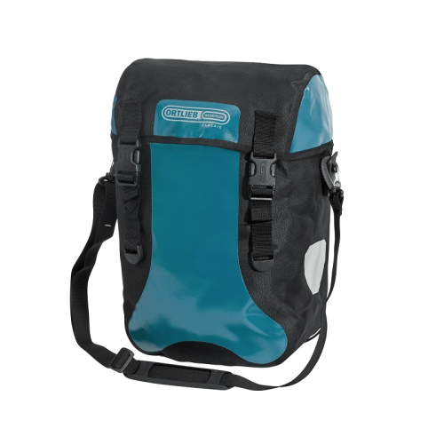 Ortlieb Sport-Packer Classic Ultramarin/Svart är en vattentät axelremsväska i blått och svart med avtagbar rem, spännen framtill och reflexer, mot en vit bakgrund.
