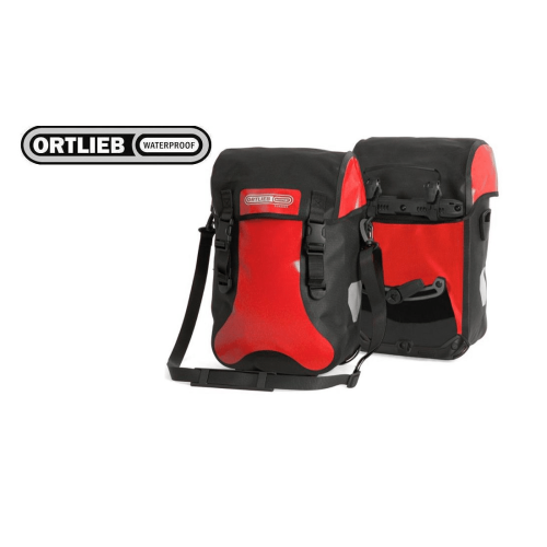 Två Ortlieb Sport-Packer Classic Röd/Svart packväskor visas sida vid sida mot en vit bakgrund. Den ena visar framsidan med axelrem, den andra visar baksidan med fästanordningar. Ortliebs logotyp syns ovanför.