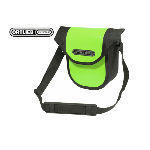 Ortlieb Ultimate 6 Compact är en liten, rektangulär, vattentät axelremsväska med neongrön frontklaff, svart kropp och justerbar svart rem. Ortliebs logotyp finns på klaffen och separat på sidan.