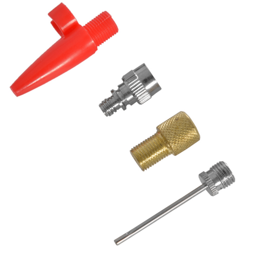 Detaljerad bild av ett Pumpdapterkit OXC med röd konisk adapter, silver- och guldfärgade munstycken samt en nåladapter. Skarp skärpa och neutral belysning framhäver produktens detaljer.