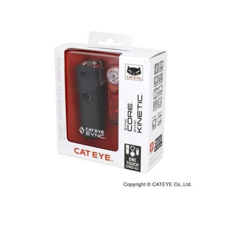 En förpackad Lampset Cat Eye Sync Core & Sync Kinetic med USB-laddning är synlig genom den genomskinliga förpackningen, som visar produktmärke, funktioner och CatEye-logotypen på den vita och röda lådan.