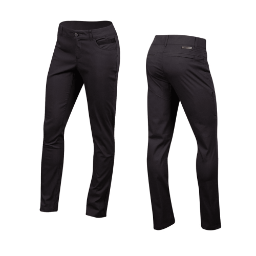 Fram- och bakifrån på en vit bakgrund av Pearl Izumi Rove Pant Women, en svart byxa med smal passform och sidofickor, bälteshällor och knappstängning.