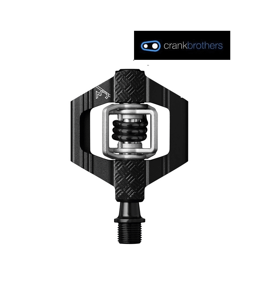pedaler-crankbrothers-candy-3-svart.png Cykelpedal av märket Crankbrothers Candy 3, i svart, framåtvänd. Detaljerad bild med bra ljus, som visar texturer och design av pedalen, inklusive fjäder och logotyp.