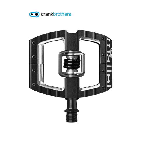 Cykelpedalen Crankbrothers Mallet DH i svart och silver, presenterad mot en vit bakgrund. Produktlogotypen är synlig i det övre vänstra hörnet. Detaljerad belysning framhäver pedalen.