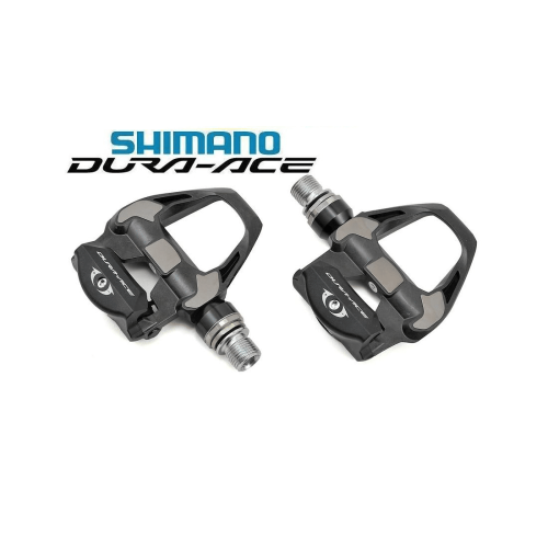 Två Shimano Dura-Ace PD-RD9100 SPD-SL pedaler visas i detalj. Kontrastrik belysning framhäver de grå och svarta färgerna samt den polerade axeln.