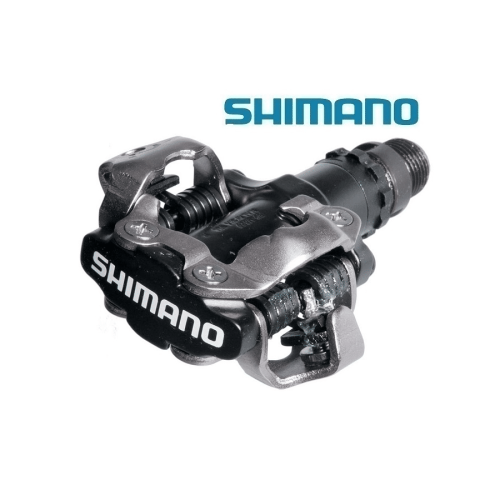 Detaljerad bild av en Shimano PD-M520 SPD-pedal. Metallisk glans och oljiga detaljer framhävs i skarp belysning, vilket ger en professionell och teknisk känsla.