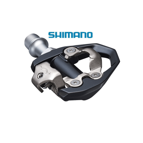 En detaljerad bild av en Shimano PD-ES600 SPD-pedal med tydlig produktlogotyp. Starkt ljus framhäver pedalens konstruktion och silverfärgade detaljer mot den vita bakgrunden.