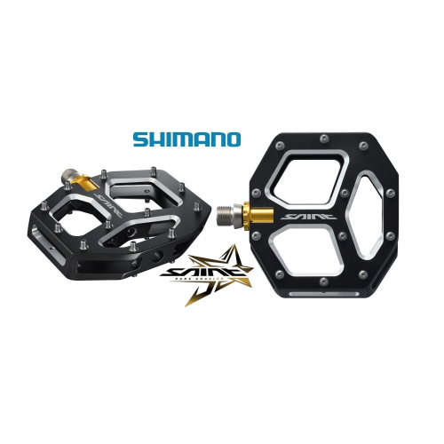 Två Shimano Saint PD-M828 plattformspedaler visas med en stark belysning. Pedalerna är svarta med detaljer i guld och silver, med Shimano logotypen ovanför.