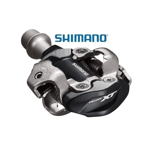 Cykelpedal Shimano XT PD-M8100 SPD i silver och svart, tydlig produktbild med detaljerade texturer och ljuseffekter som framhäver produkten. Fint skärpedjup.