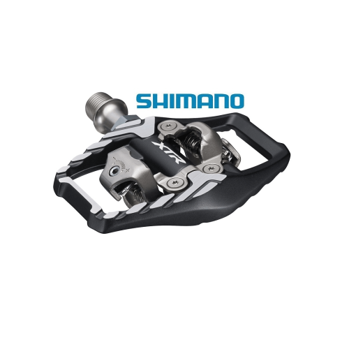En Shimano XTR PD-M9120 SPD-pedal i silver och svart, framhävd av studiokvalitetsbelysning. Detaljer inkluderar XTR-märkningen, fjädrar och precisionskonstruktion som visas i ett ren, vit bakgrund.