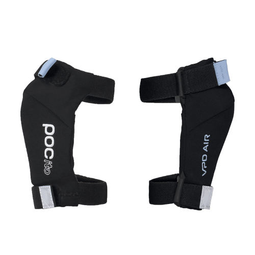 Ett par svarta POCito Joint VPD Air Protector handledsskydd med justerbara remmar och blå reflekterande flikar; det ena visar "pocito", det andra "VPD AIR". Utformade för handledsskydd.