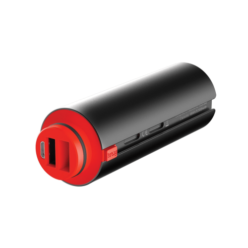 Powerbank Knog PWR är en cylindrisk svart och röd bärbar powerbank med två USB-portar och en mikro-USB-port i ena änden, mot en vit bakgrund.