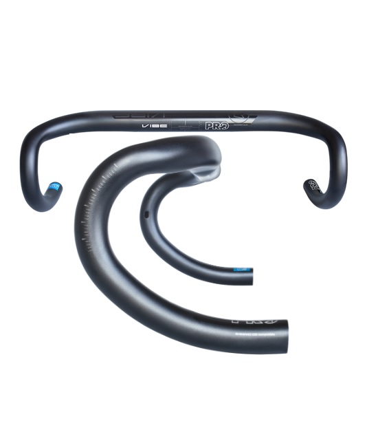pro-Vibe-Alu-0405-racer-styre Racercykelstyre PRO Vibe Compact Anatomisk, svart med PRO-logotyp.
