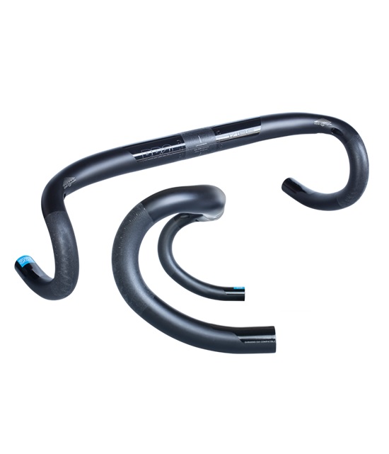 pro-Vibe-Carbon-0374-racerstyre Närbild av PRO Vibe Compact Carbon racerstyre i svart.